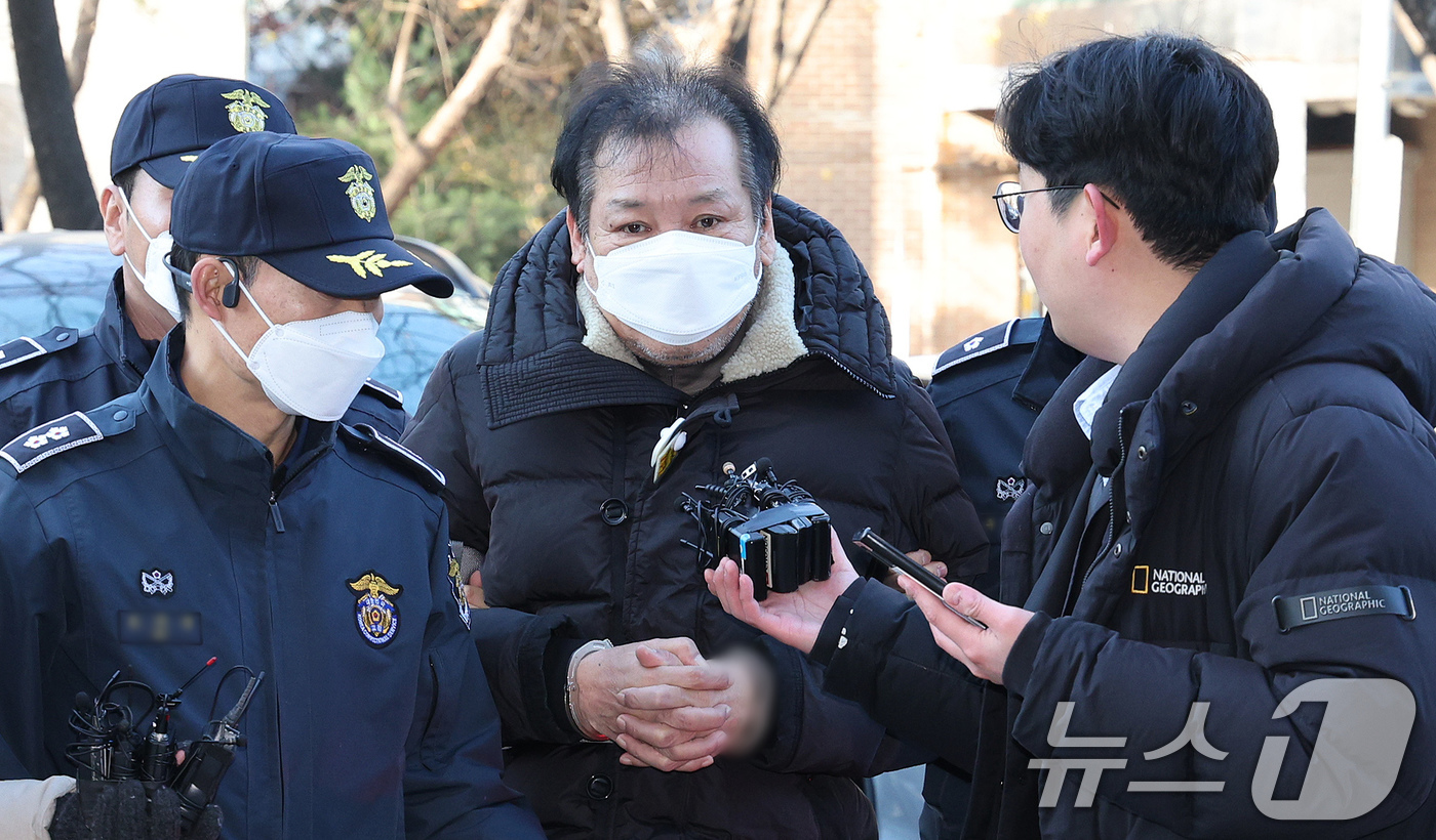 (서울=뉴스1) 장수영 기자 = 불법 정치자금 수수 혐의를 받는 '건진법사' 전성배 씨가 19일 오전 서울 양천구 서울남부지방법원에서 열린 영장실질심사(구속 전 피의자심문)에 출석 …