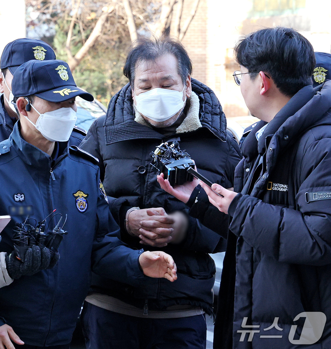 (서울=뉴스1) 장수영 기자 = 불법 정치자금 수수 혐의를 받는 '건진법사' 전성배 씨가 19일 오전 서울 양천구 서울남부지방법원에서 열린 영장실질심사(구속 전 피의자심문)에 출석 …