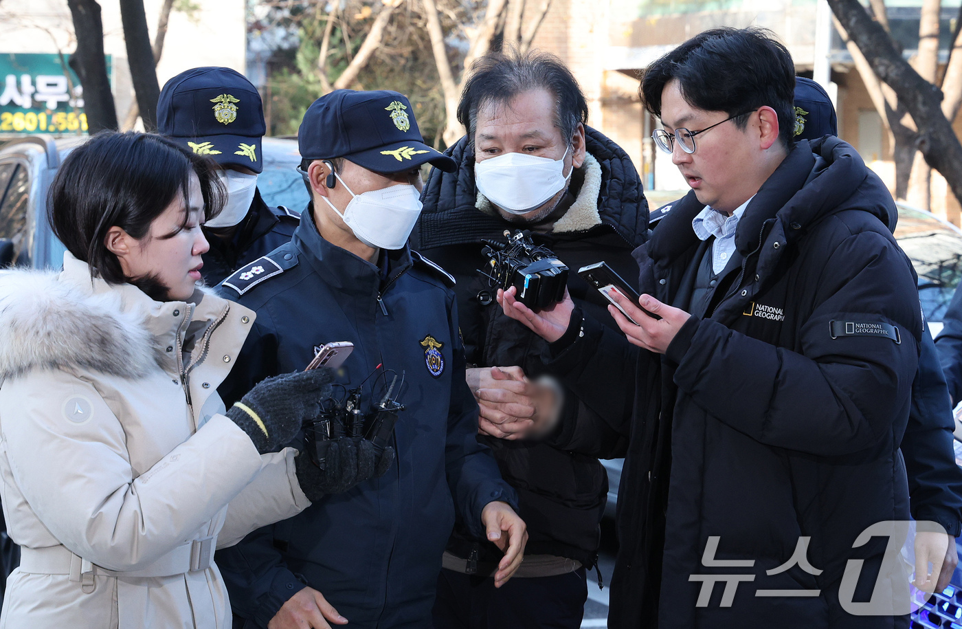 (서울=뉴스1) 장수영 기자 = 불법 정치자금 수수 혐의를 받는 '건진법사' 전성배 씨가 19일 오전 서울 양천구 서울남부지방법원에서 열린 영장실질심사(구속 전 피의자심문)에 출석 …