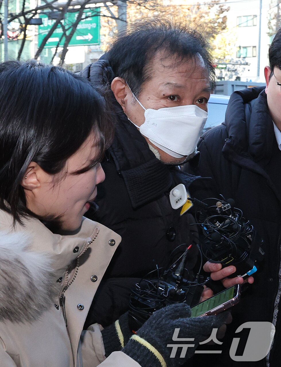 본문 이미지 - 불법 정치자금 수수 혐의를 받는 &#39;건진법사&#39; 전성배 씨가 19일 오전 서울 양천구 서울남부지방법원에서 열린 영장실질심사&#40;구속 전 피의자심문&#41;에 출석하고 있다. 2024.12.19/뉴스1 ⓒ News1 장수영 기자