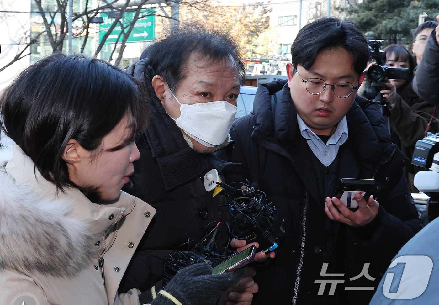 (서울=뉴스1) 장수영 기자 = 불법 정치자금 수수 혐의를 받는 '건진법사' 전성배 씨가 19일 오전 서울 양천구 서울남부지방법원에서 열린 영장실질심사(구속 전 피의자심문)에 출석 …