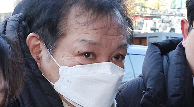 `건진법사` 영장심사 출석…尹 부부 관계 질문에 `침묵`