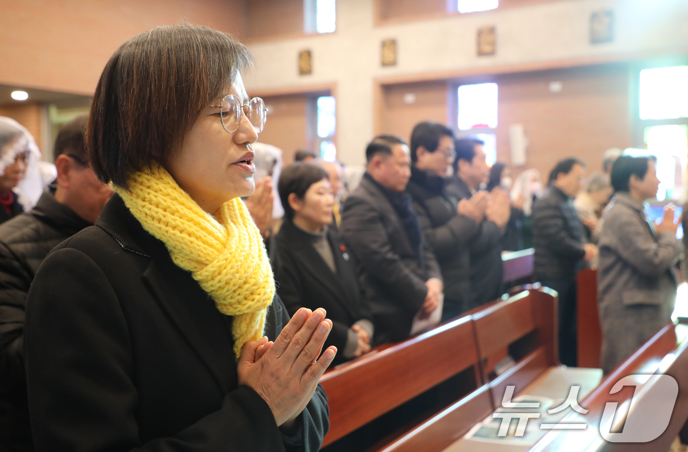 (광주=뉴스1) 이수민 기자 = 강은미 정의당 광주시당위원장이 19일 광주 서구 풍암운리성당에서 열린 영화 택시운전사의 실존인물인 '김사복 바오로 40주년 추모미사'에서 기도하고 …