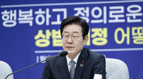 민주당 '상법 개정안' 토론회 좌장 맡은 이재명 대표