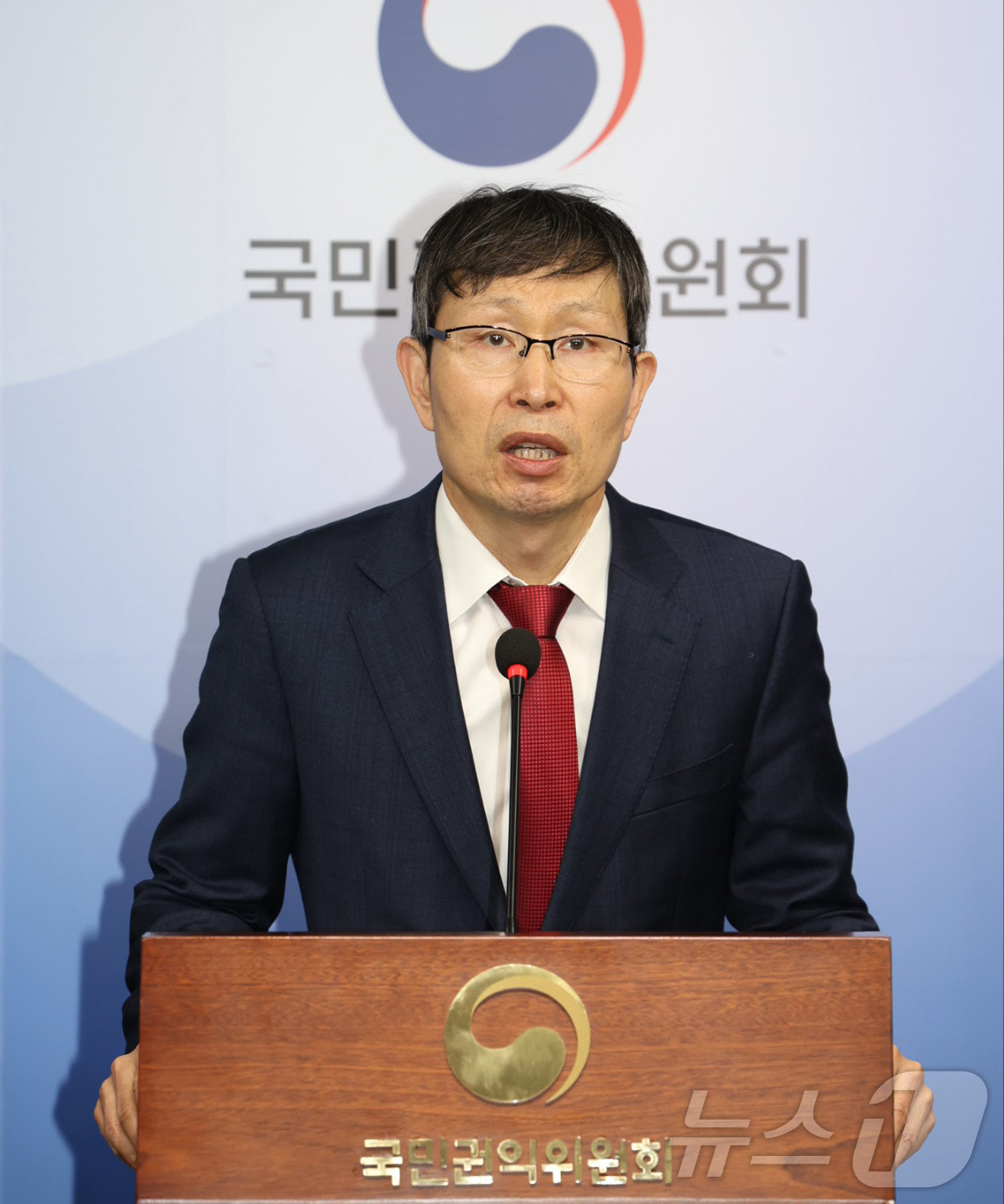 (세종=뉴스1) 김기남 기자 = 양종삼 국민권익위원회 고충처리국장이 19일 세종시 정부세종청사에서 공공청사 인근 준주거지역 공동주택 건축 제한 완화 제도개선 브리핑을 하고 있다.권 …