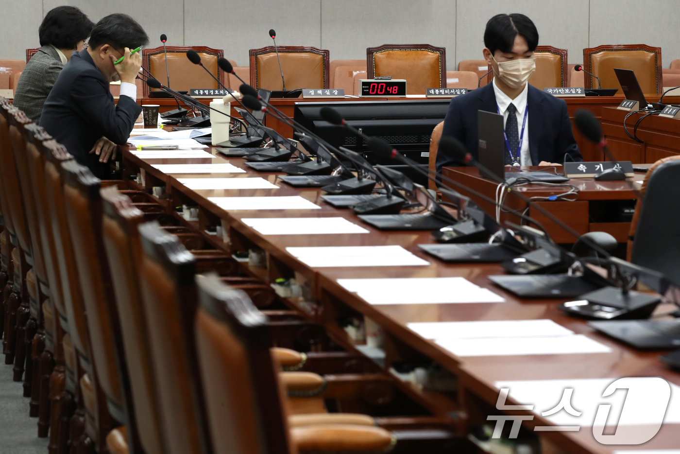 (서울=뉴스1) 이광호 기자 = 19일 오전 서울 여의도 국회에서 열린 운영위원회 전체회의에서 국민의힘 의원들과 대통령 비서실 및 정부 관계자들이 불참해 자리가 비어있다. 2024 …