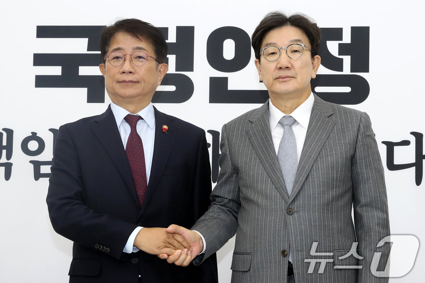 본문 이미지 - 권성동 국민의힘 대표 권한대행 겸 원내대표가 19일 오전 서울 여의도 국회에서 박상우 국토교통부장관을 접견하고 있다. 2024.12.19/뉴스1 ⓒ News1 이광호 기자