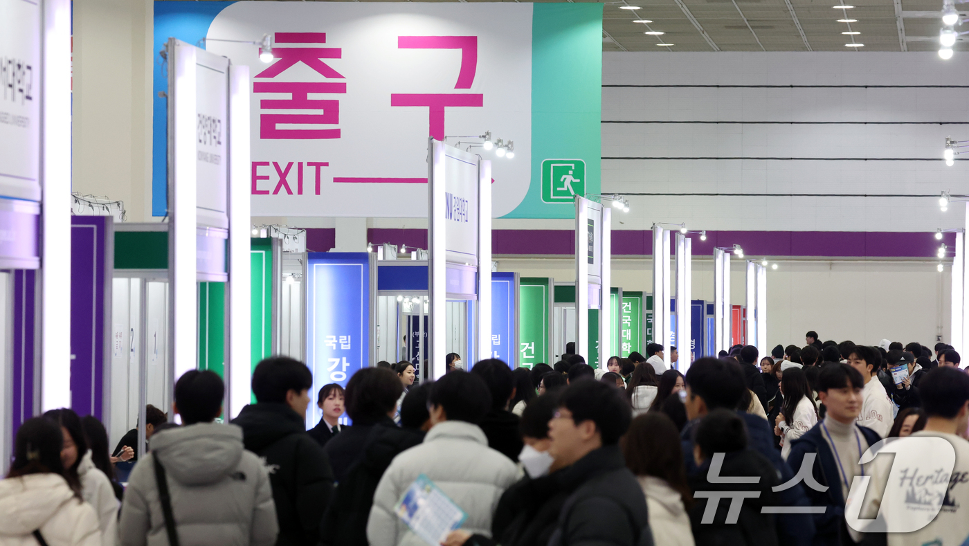 (서울=뉴스1) 김명섭 기자 = 19일 서울 강남구 코엑스에서 열린 2025학년도 정시 대학입학정보박람회에서 수험생과 학부모들이 상담을 하기 위해 이동하고 있다. 2024.12.1 …