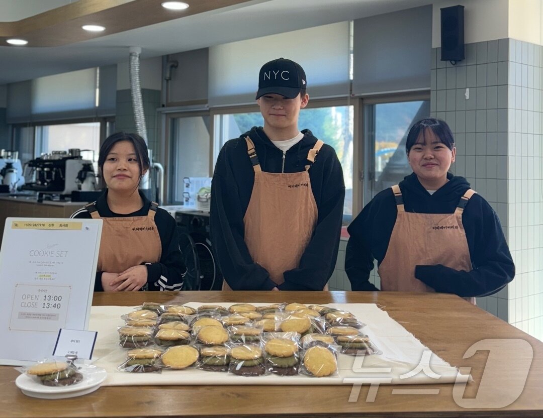 본문 이미지 - 강원 정선정보공업고 커피베이커리과 ‘디저트 카페 창업 마스터 자율 동아리’ 학생들이 직접 만든 음료와 디저트를 판매하기 위해 대기하고 있다.(학교 측 제공)