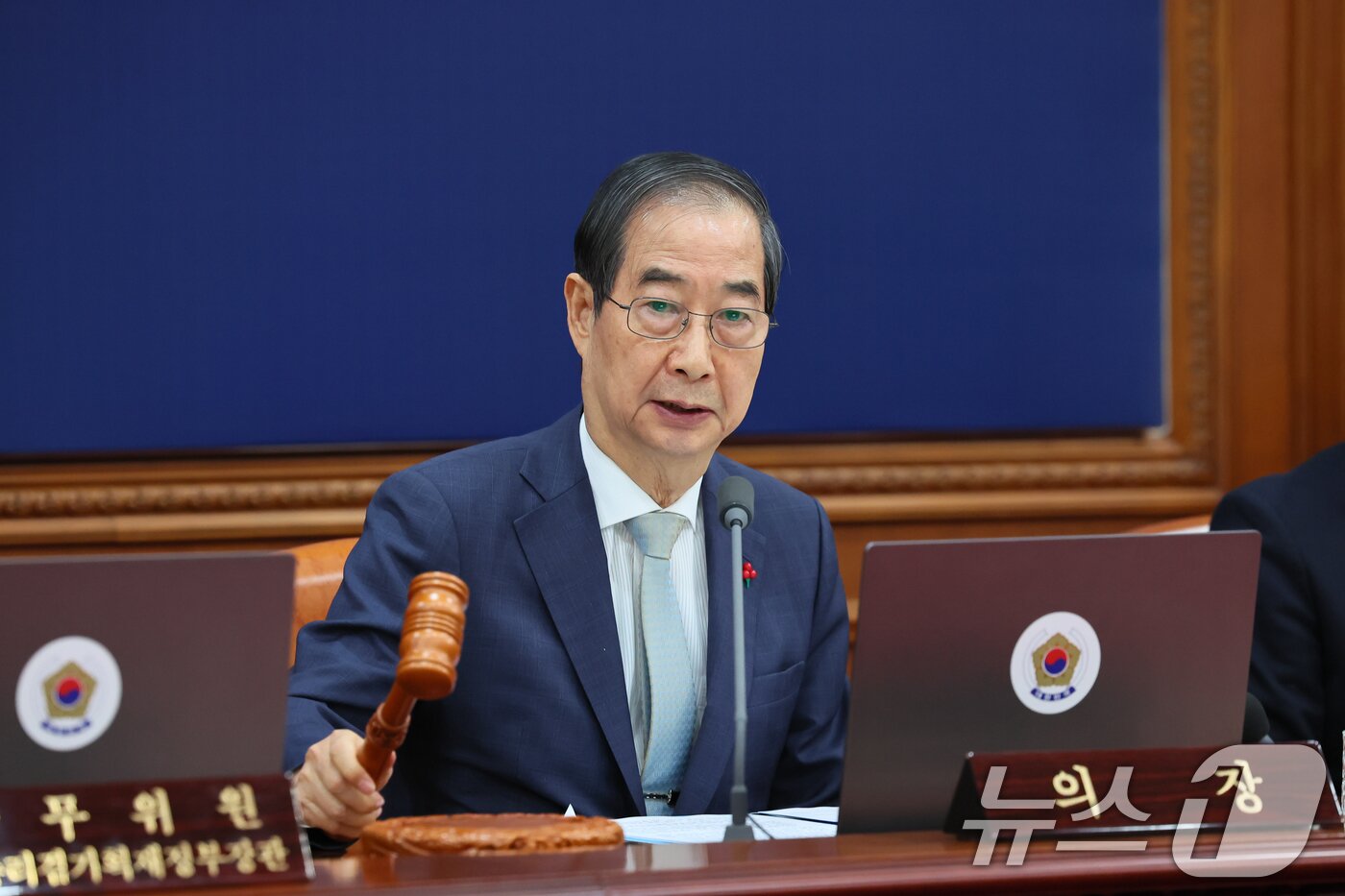 한덕수 대통령 권한대행 국무총리가 19일 서울 종로구 정부서울청사에서 열린 임시국무회의에서 의사봉을 두드리고 있다. &#40;총리실 제공&#41; 2024.12.19/뉴스1