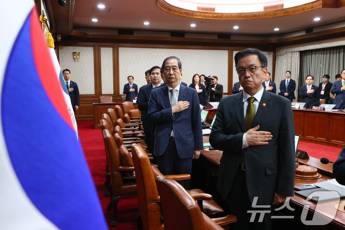 한덕수 대통령 권한대행 국무총리가 19일 서울 종로구 정부서울청사에서 열린 임시국무회의에서 국무위원들과 함께 국민의례를 하고 있다. &#40;총리실 제공&#41; 2024.12.19/뉴스1