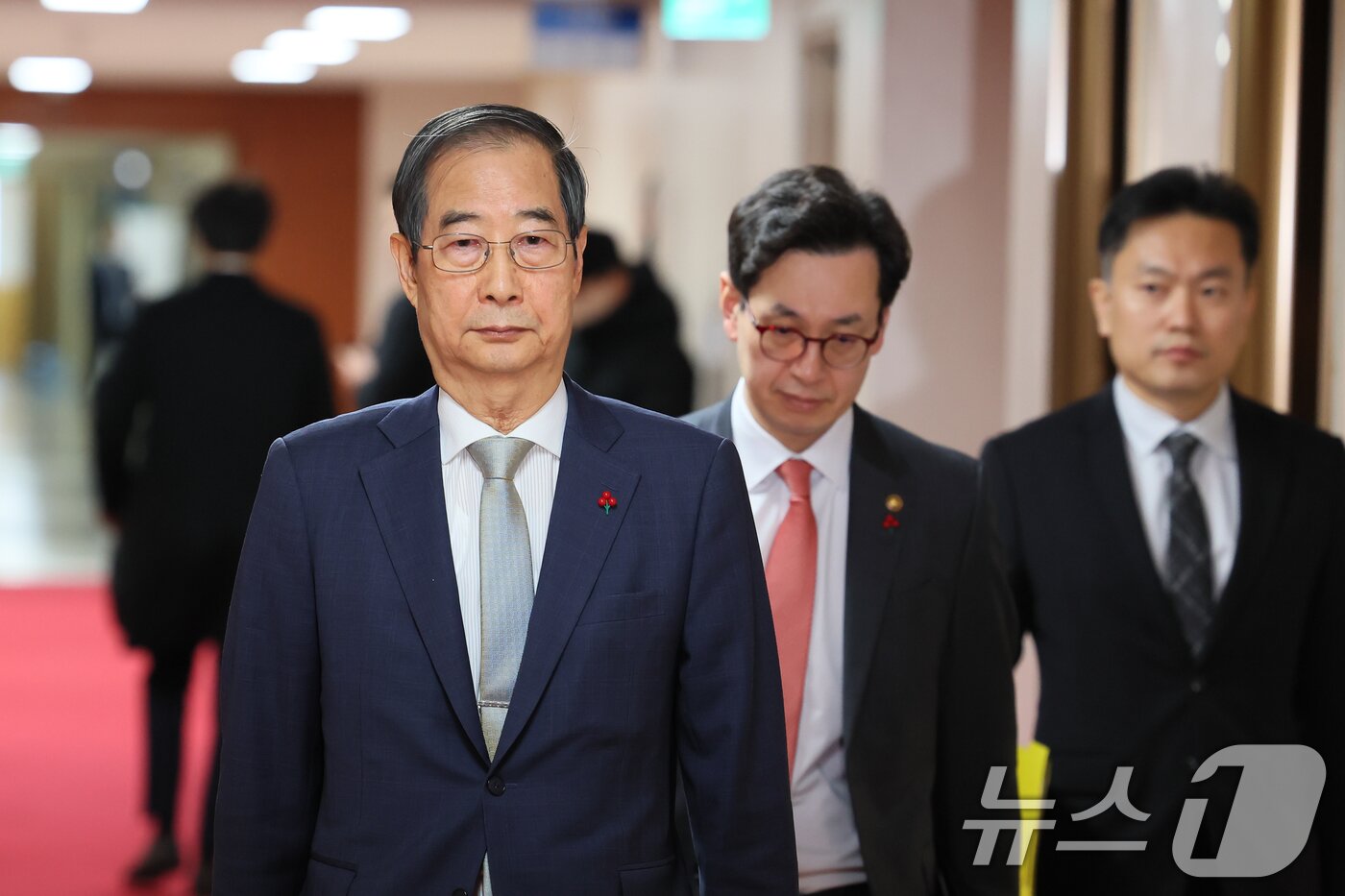 한덕수 대통령 권한대행 국무총리가 지난 19일 서울 종로구 정부서울청사에서 열린 임시국무회의에 입장하고 있다. &#40;총리실 제공&#41; 2024.12.19/뉴스1