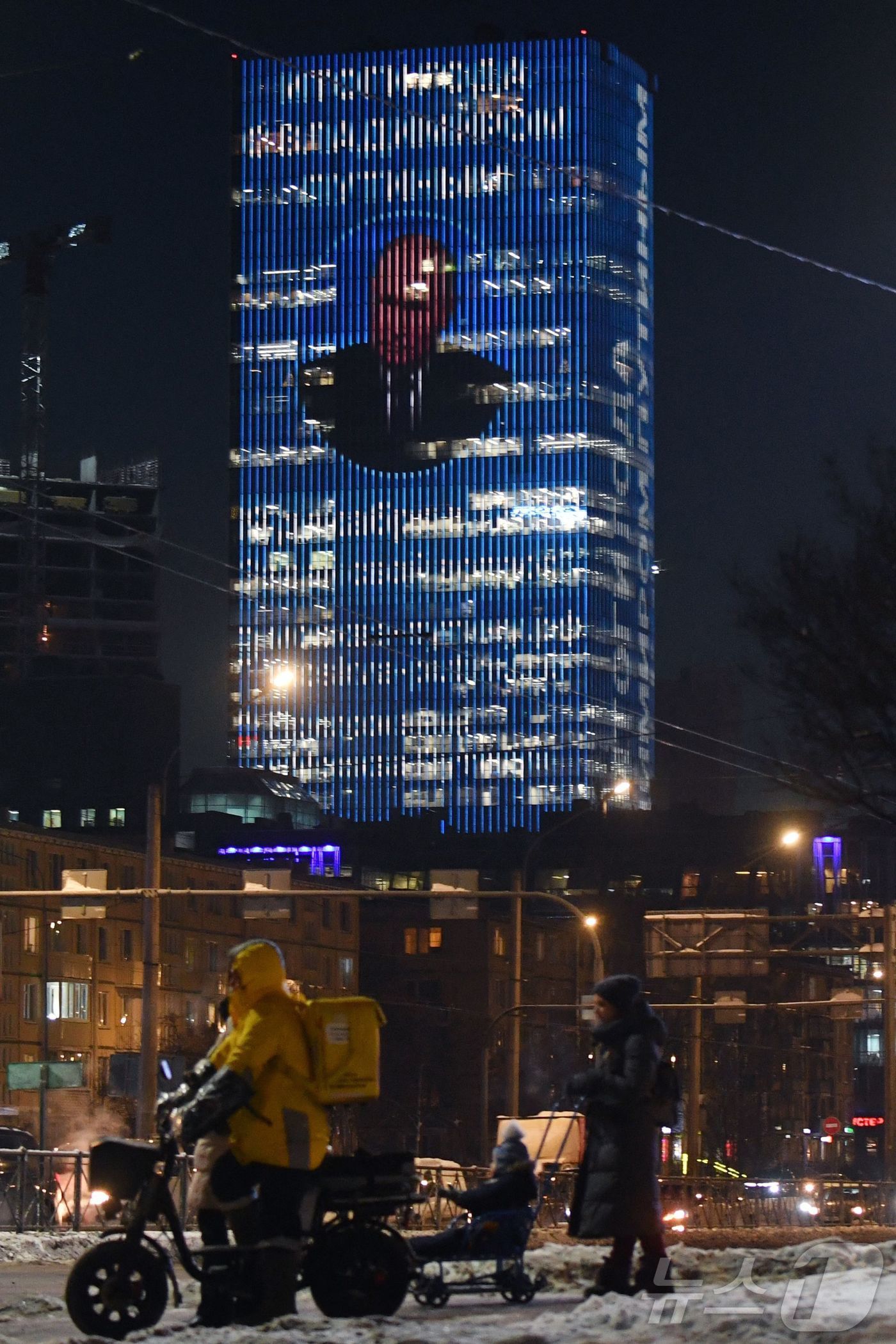 본문 이미지 - 18일&#40;현지시간&#41; 상트페테르부르크의 42층 리더스 타워 빌당 벽면에 블라디미르 푸틴 러시아 대통령의 19일 연말 기자회견을 알리는 영상이 보인다, 2024.12.19 ⓒ AFP=뉴스1 ⓒ News1 우동명 기자