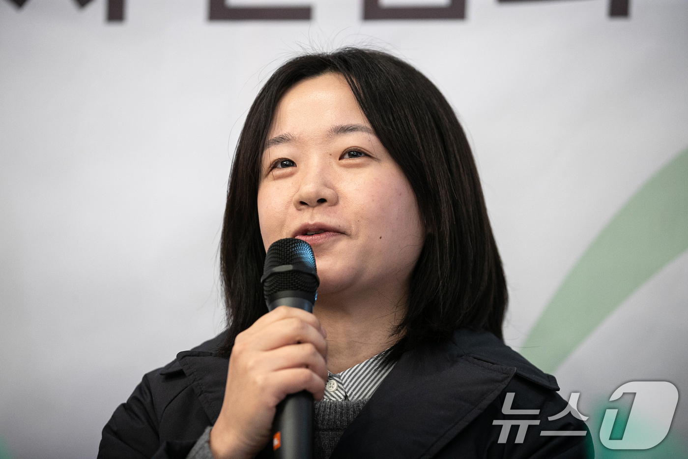 (서울=뉴스1) 이승배 기자 = 열림원 '제1회 림LIM 문학상' 대상작 '눈사람들, 눈사람들'의 작가 성수진이 19일 서울 종로구 문화공간 길담에서 열린 기자 간담회에서 수상소감 …