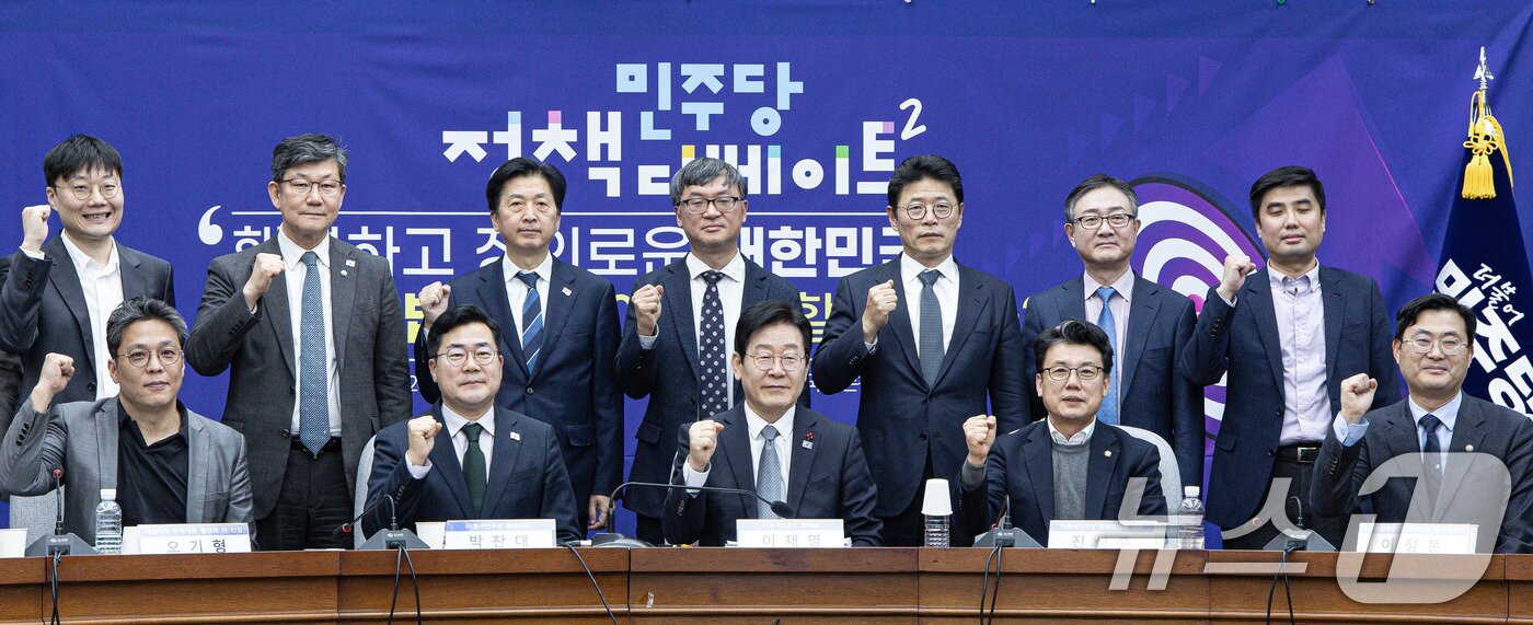 본문 이미지 - 이재명 더불어민주당 대표와 박찬대 원내대표 등 참석자들이 19일 오전 서울 여의도 국회에서 열린 민주당 정책 디베이트Ⅱ '행복하고 정의로운 대한민국, 상법 개정 어떻게 할 것인가?' 토론회에서 기념촬영을 하고 있다. 2024.12.19/뉴스1 ⓒ News1 이재명 기자