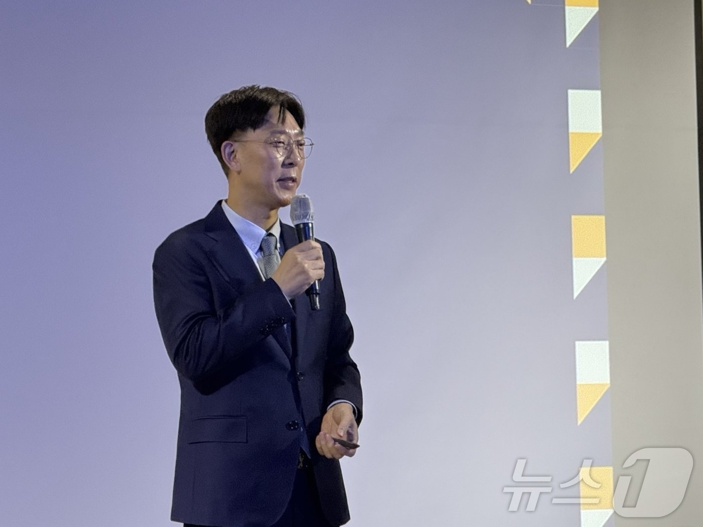 본문 이미지 - 송승호 바디프랜드 전무가 가구 브랜드 '파밀레'의 출시 배경에 대해 설명하고 있다. ⓒ 뉴스1 김형준 기자