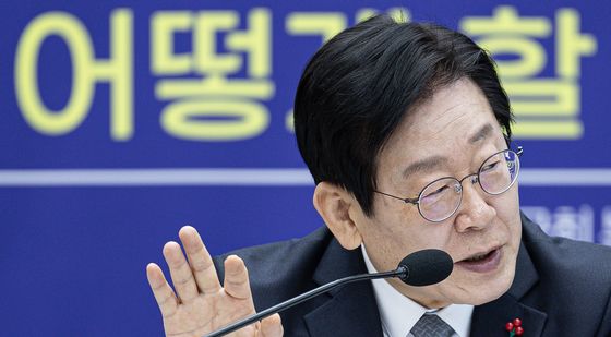 토론회 진행 맡은 이재명 대표