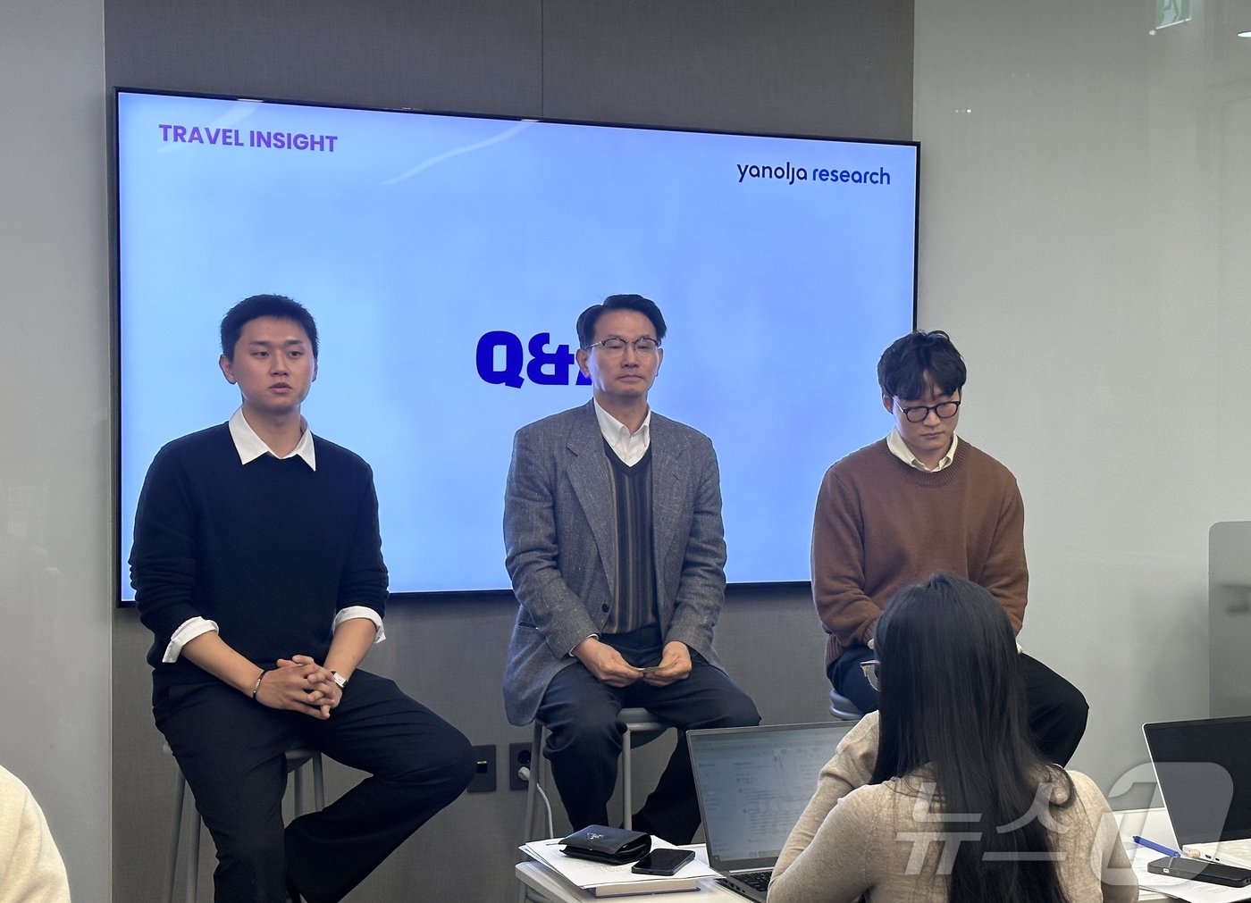 본문 이미지 - 홍석원 야놀자리서치 수석연구원&#40;왼쪽부터&#41;, 장수청 미국대학교 교수 겸 야놀자 리서치 원장, 서대철 야놀자리서치 선임연구원ⓒ 뉴스1 윤슬빈 기자