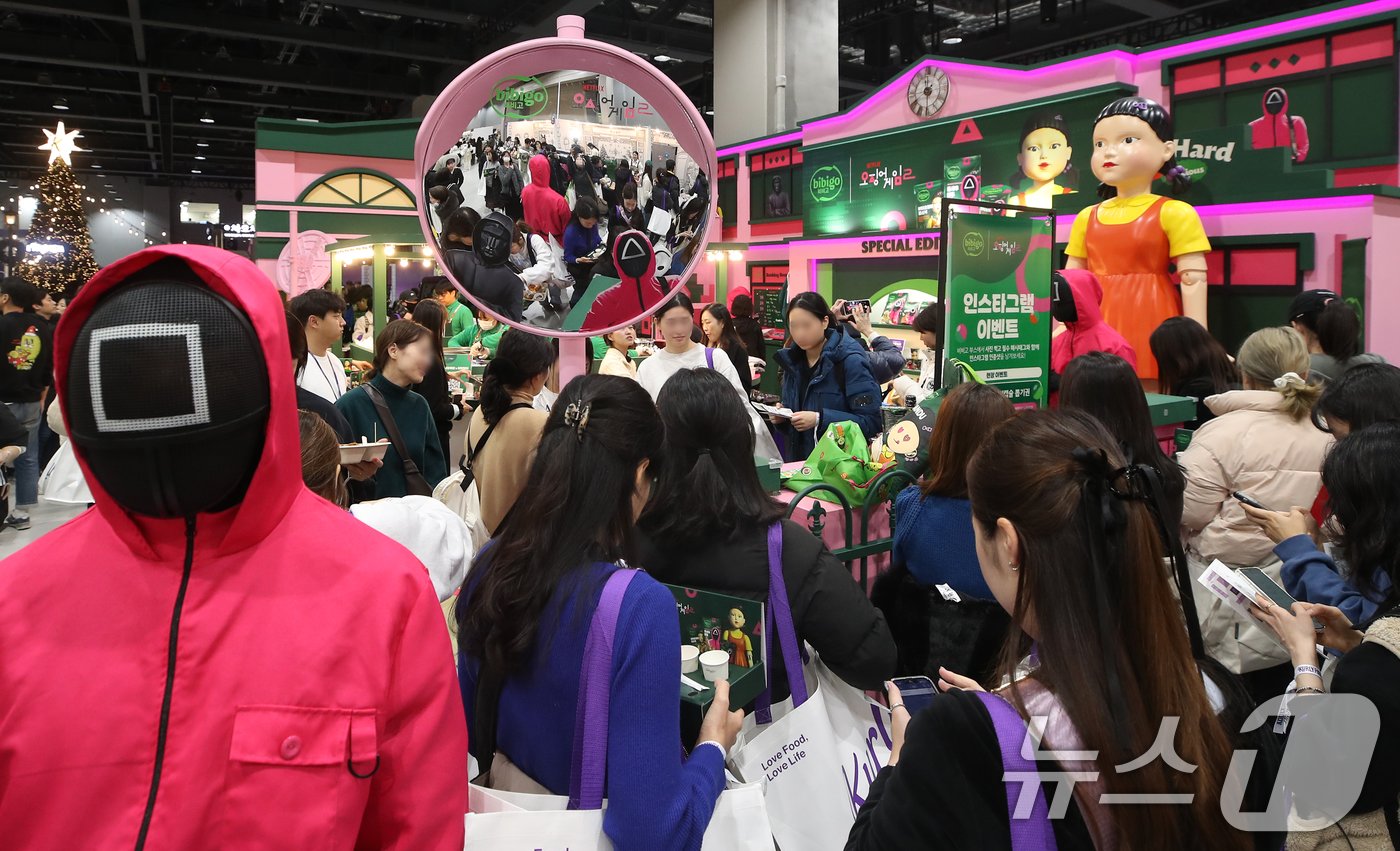 본문 이미지 - 19일 서울 강서구 코엑스마곡 르웨스트에서 열린 미식 축제 ‘컬리푸드페스타 2024’를 찾은 관람객들이 전시관을 둘러보고 있다. 2024.12.19/뉴스1 ⓒ News1 권현진 기자