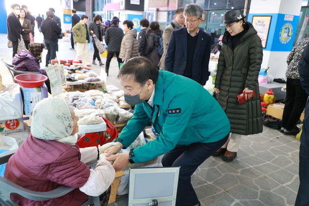 진안군 "얼어붙은 민생경제 살리자"…진안시장서 장보기