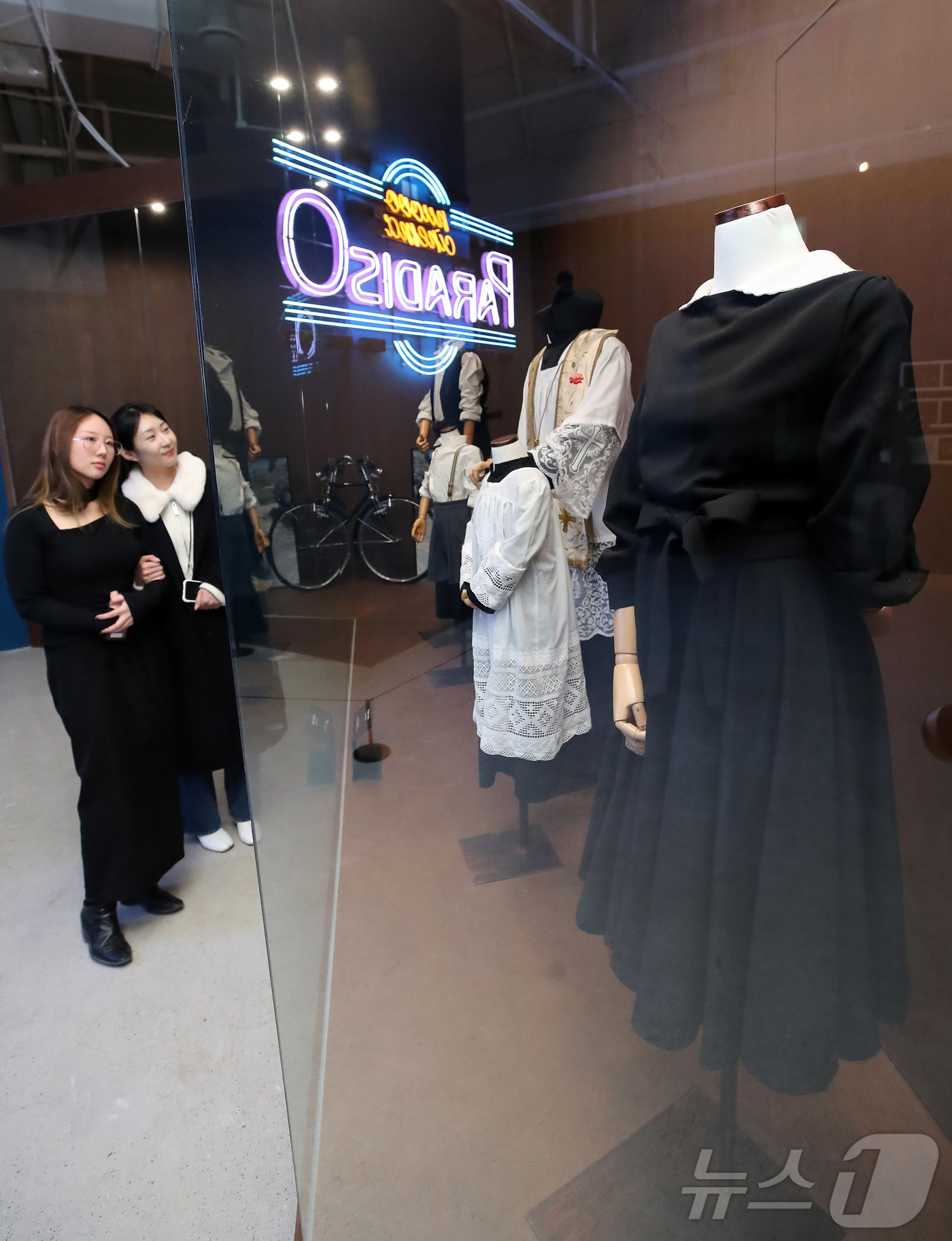 (서울=뉴스1) = 19일 서울 성수동 갤러리아포레 더서울라이티움에서 열린 ‘시네마천국 이머시브 특별전-투.토토’ 미디어데이에서 관람객이 전시를 살펴보고 있다.전시전문 기획사 숲인 …