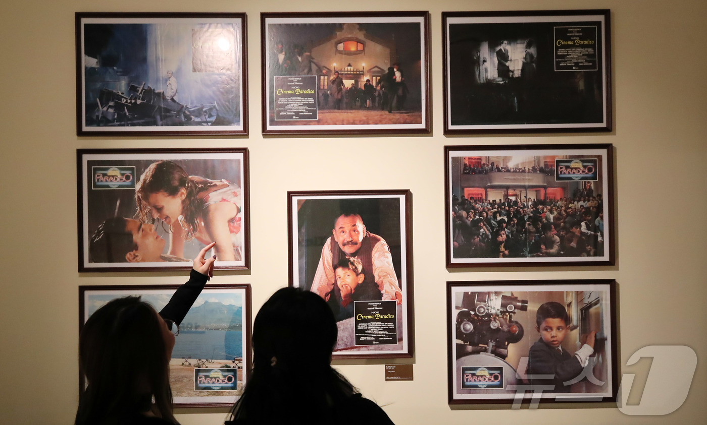 (서울=뉴스1) = 19일 서울 성수동 갤러리아포레 더서울라이티움에서 열린 ‘시네마천국 이머시브 특별전-투.토토’ 미디어데이에서 관람객이 전시를 살펴보고 있다.전시전문 기획사 숲인 …