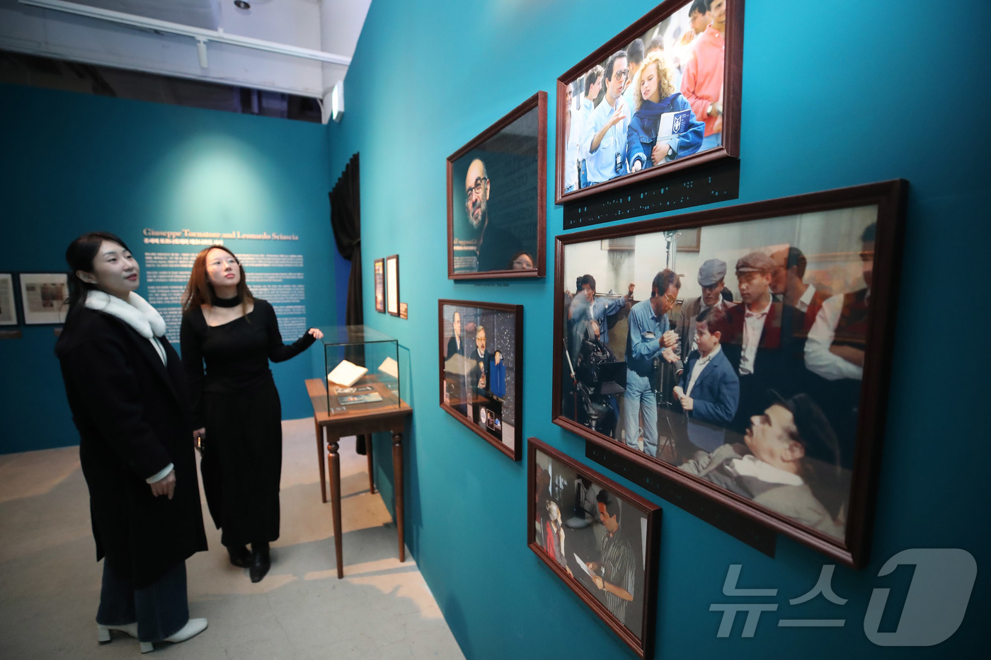 (서울=뉴스1) = 19일 서울 성수동 갤러리아포레 더서울라이티움에서 열린 ‘시네마천국 이머시브 특별전-투.토토’ 미디어데이에서 관람객이 전시를 살펴보고 있다.전시전문 기획사 숲인 …