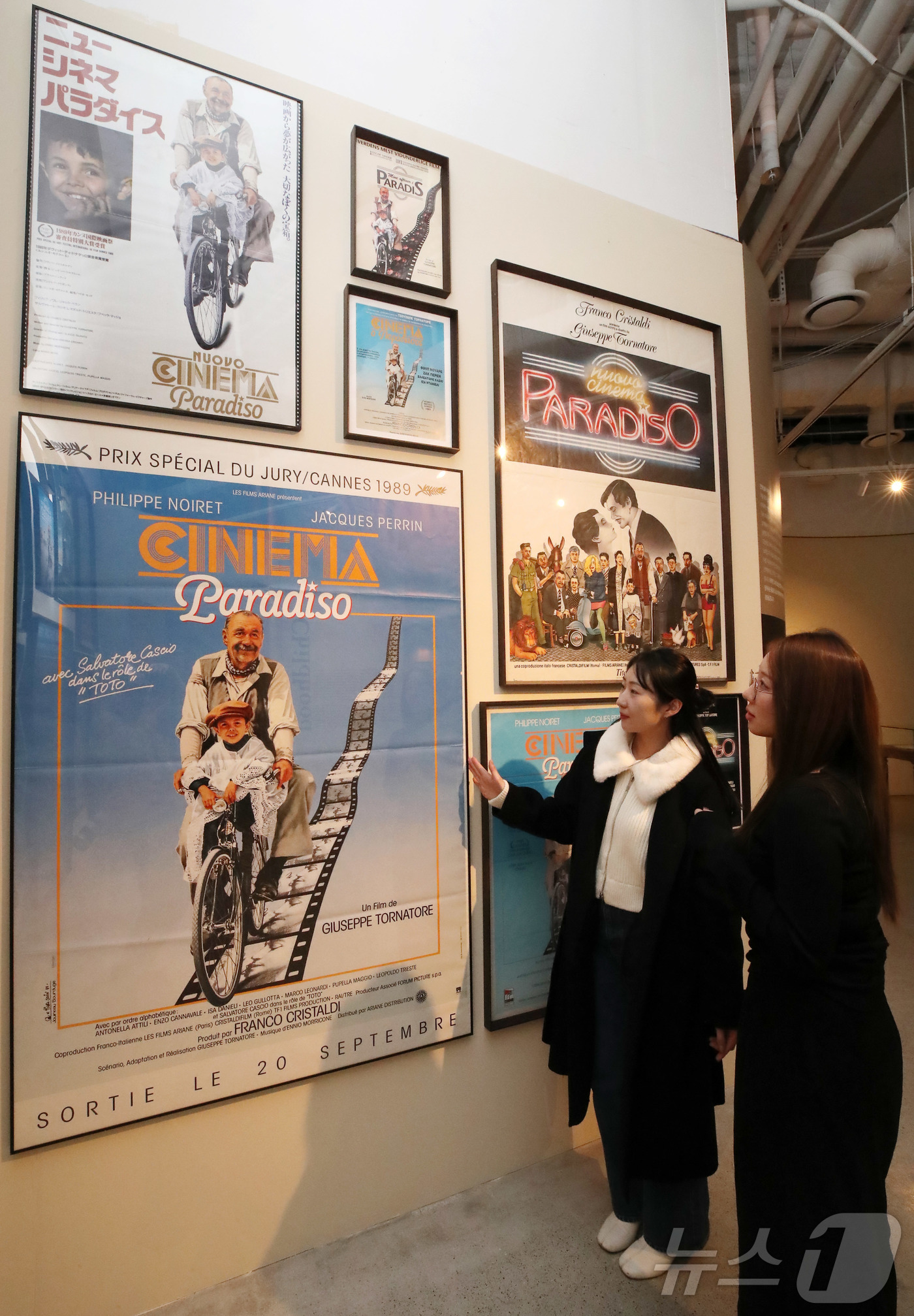 (서울=뉴스1) = 19일 서울 성수동 갤러리아포레 더서울라이티움에서 열린 ‘시네마천국 이머시브 특별전-투.토토’ 미디어데이에서 관람객이 전시를 살펴보고 있다.전시전문 기획사 숲인 …