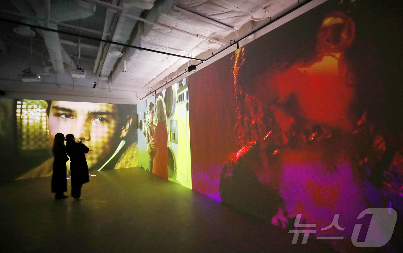 (서울=뉴스1) = 19일 서울 성수동 갤러리아포레 더서울라이티움에서 열린 ‘시네마천국 이머시브 특별전-투.토토’ 미디어데이에서 관람객이 전시를 살펴보고 있다.전시전문 기획사 숲인 …