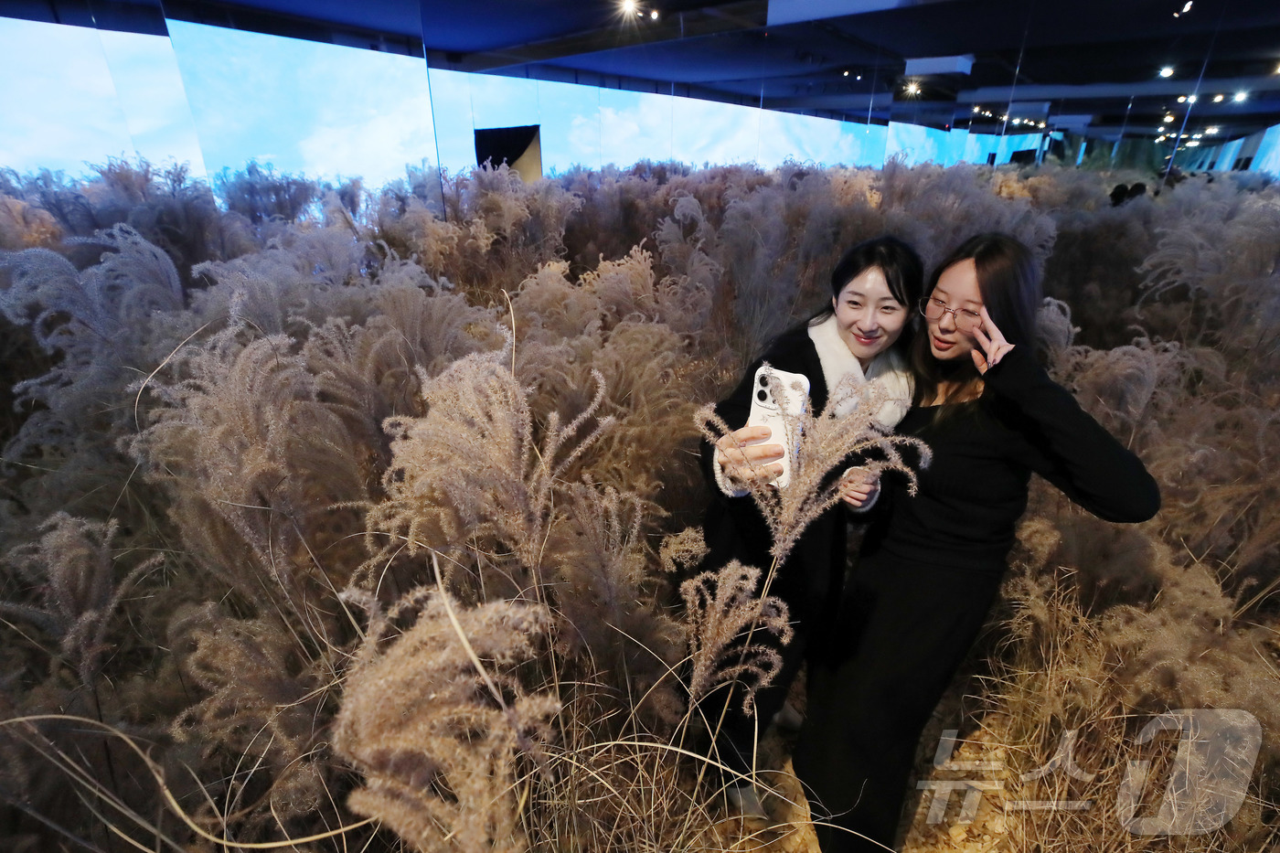 (서울=뉴스1) = 19일 서울 성수동 갤러리아포레 더서울라이티움에서 열린 ‘시네마천국 이머시브 특별전-투.토토’ 미디어데이에서 관람객이 전시를 살펴보며 기념사진을 찍고 있다.전시 …