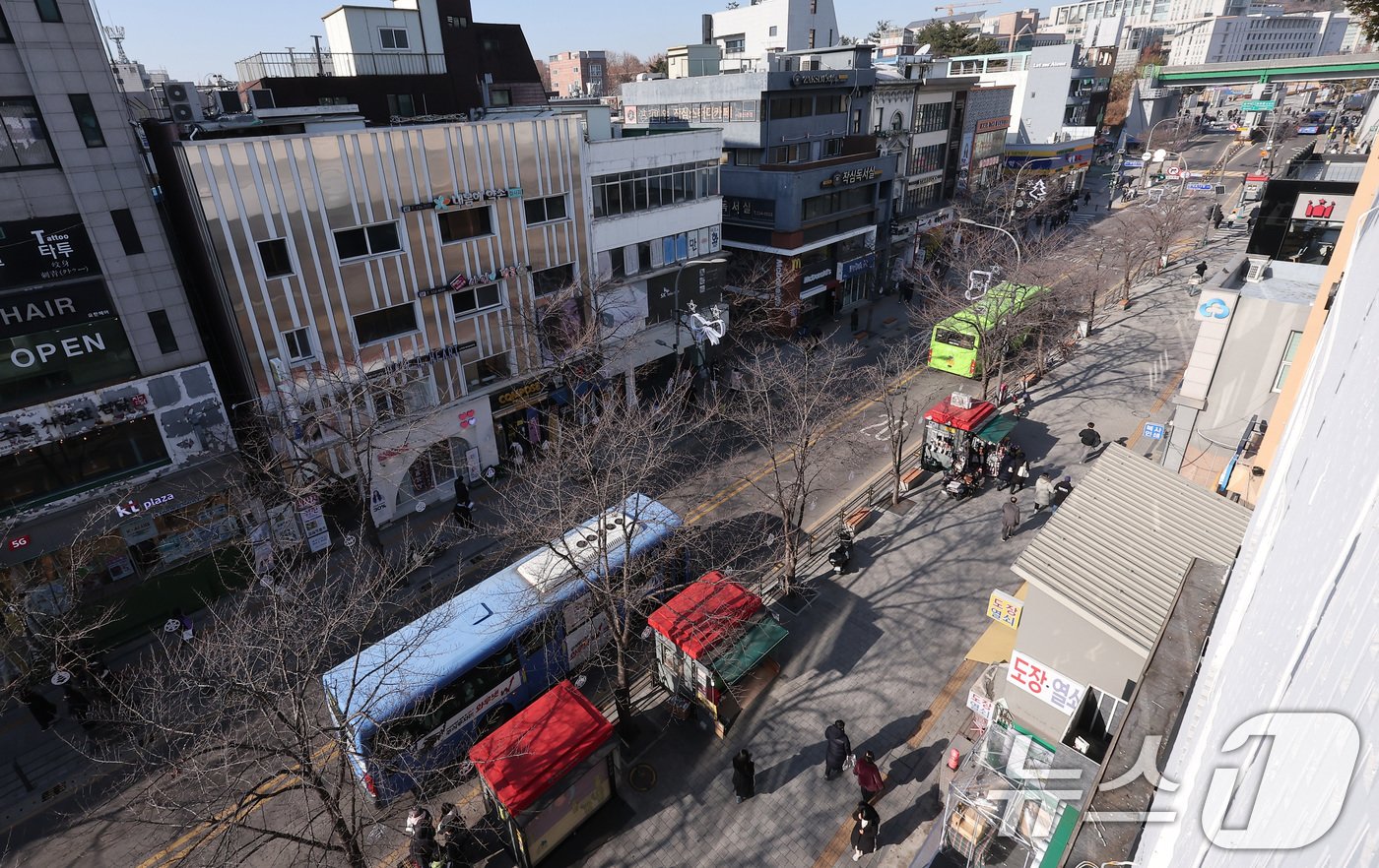 서울 서대문구 연세로 대중교통전용지구가 지정된 지 11년 만인 내년 1월1일자로 해제된다. 서울시는 19일 연세로 대중교통전용지구 지정 해제 공고를 게재하고 내년 1월 1일부터 시행한다고 밝혔다. 이에 따라 그동안 금지됐던 택시와 승용차 등 차량 통행이 전면 허용된다. 사진은 이날 서울 서대문구 연세로의 모습. 2024.12.19/뉴스1 ⓒ News1 김성진 기자