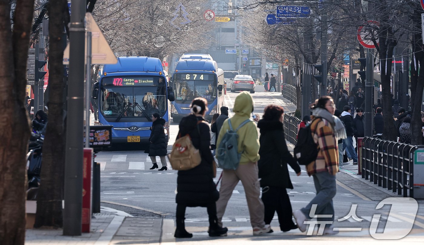 서울 서대문구 연세로 대중교통전용지구가 지정된 지 11년 만인 내년 1월1일자로 해제된다. 서울시는 19일 연세로 대중교통전용지구 지정 해제 공고를 게재하고 내년 1월 1일부터 시행한다고 밝혔다. 이에 따라 그동안 금지됐던 택시와 승용차 등 차량 통행이 전면 허용된다. 사진은 이날 서울 서대문구 연세로의 모습. 2024.12.19/뉴스1 ⓒ News1 김성진 기자