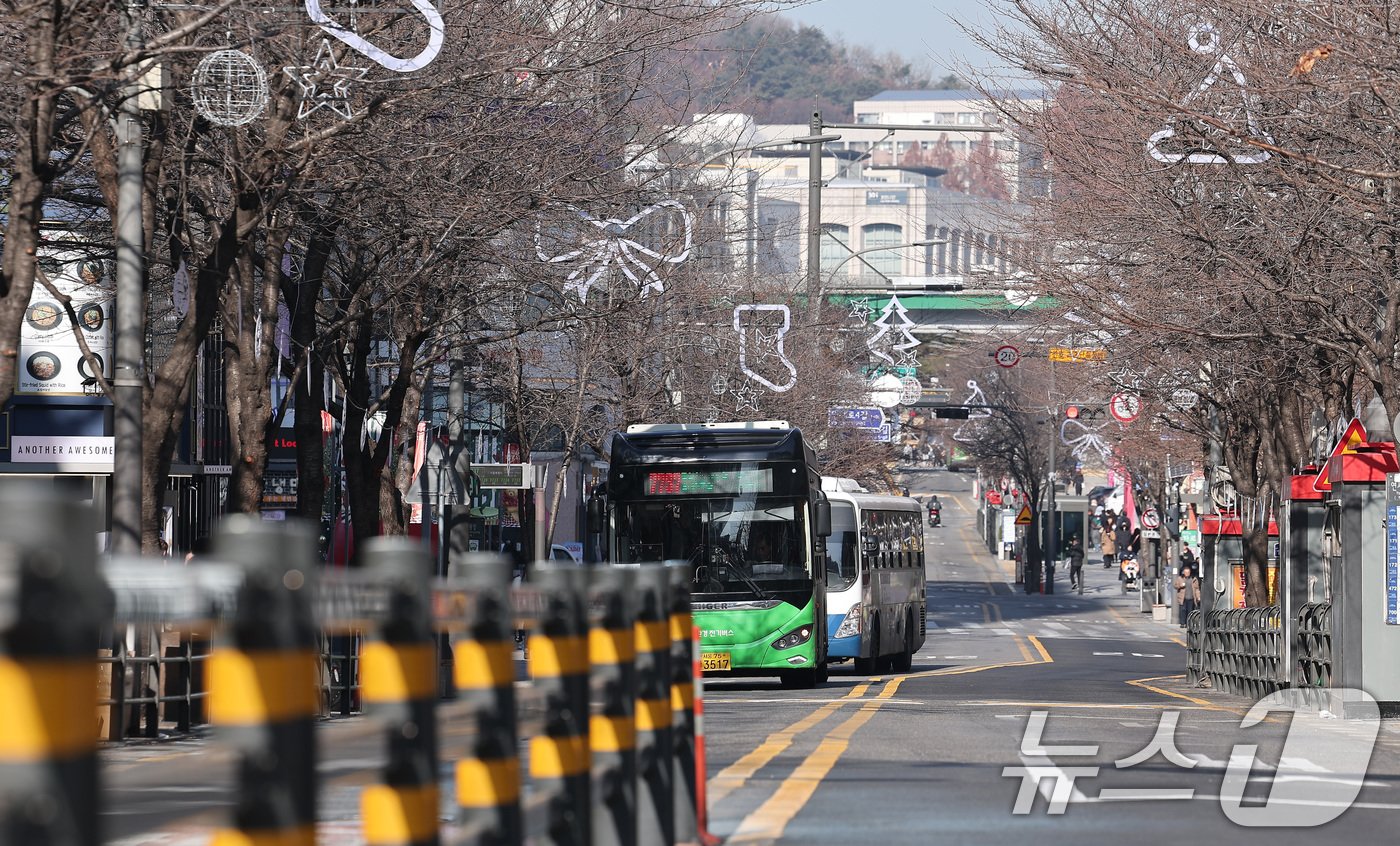 서울 서대문구 연세로 대중교통전용지구가 지정된 지 11년 만인 내년 1월1일자로 해제된다. 서울시는 19일 연세로 대중교통전용지구 지정 해제 공고를 게재하고 내년 1월 1일부터 시행한다고 밝혔다. 이에 따라 그동안 금지됐던 택시와 승용차 등 차량 통행이 전면 허용된다. 사진은 이날 서울 서대문구 연세로의 모습. 2024.12.19/뉴스1 ⓒ News1 김성진 기자