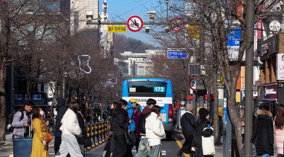 11년 만에 차량 통행 허용하는 연세로 대중교통전용지구