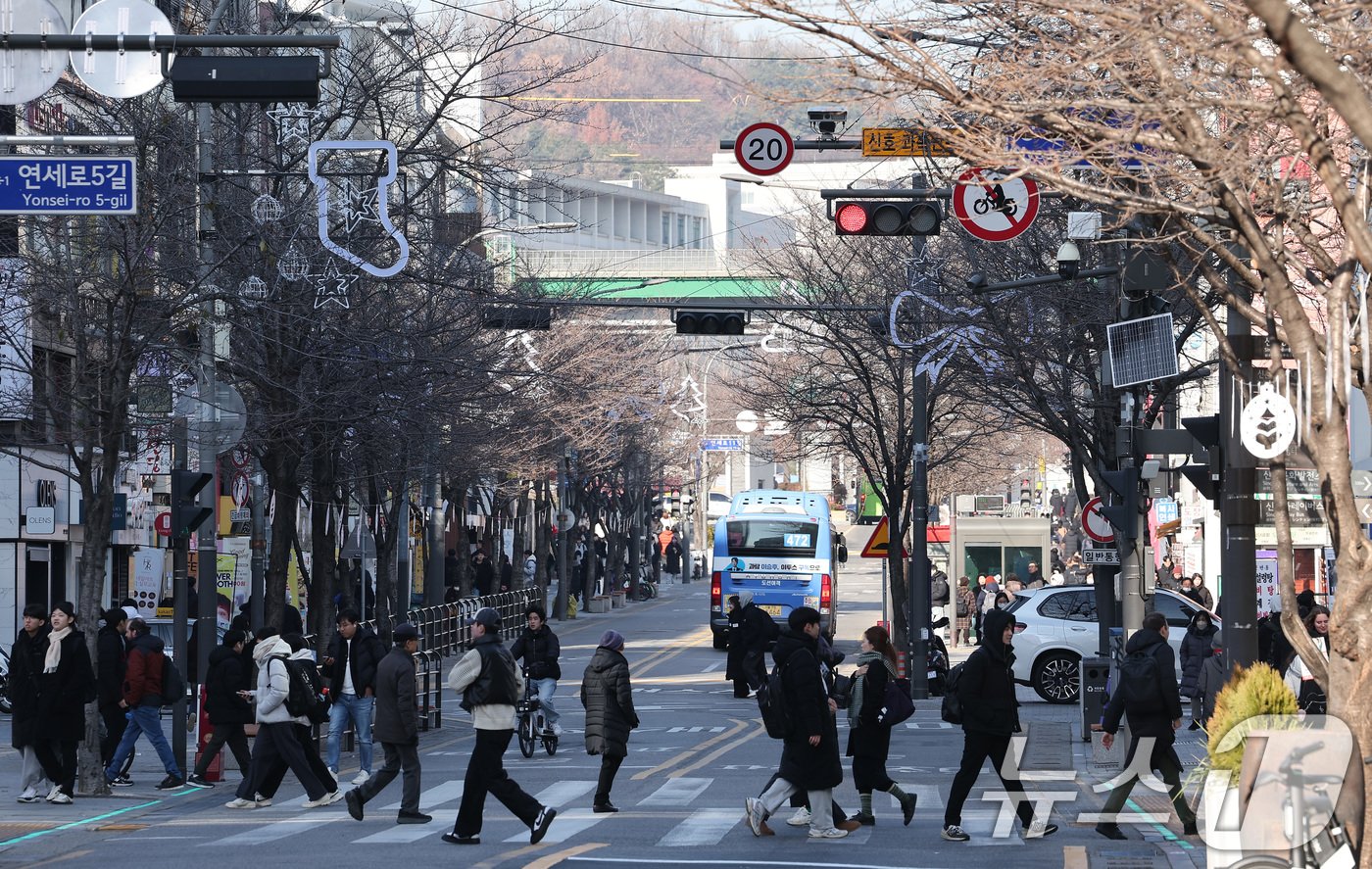 서울 서대문구 연세로 대중교통전용지구가 지정된 지 11년 만인 내년 1월1일자로 해제된다. 서울시는 19일 연세로 대중교통전용지구 지정 해제 공고를 게재하고 내년 1월 1일부터 시행한다고 밝혔다. 이에 따라 그동안 금지됐던 택시와 승용차 등 차량 통행이 전면 허용된다. 사진은 이날 서울 서대문구 연세로의 모습. 2024.12.19/뉴스1 ⓒ News1 김성진 기자