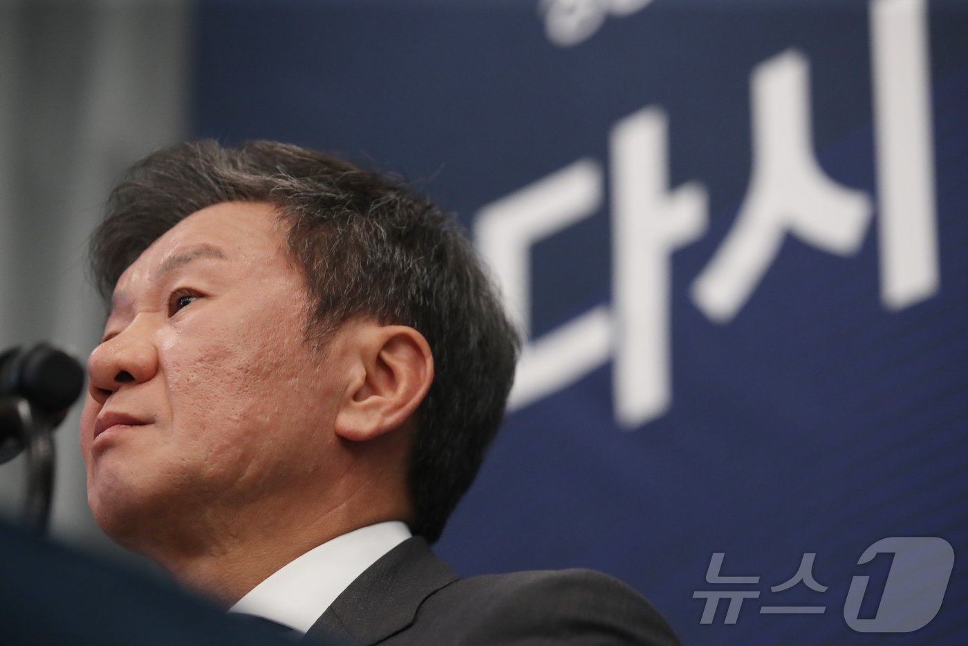 본문 이미지 - 4선에 도전하는 정몽규 대한축구협회장이 19일 오후 서울 종로구 포니정재단에서 제55대 축구협회장 선거 출마 기자회견을 하고 있다. 4선에 도전하는 정몽규 회장은 허정무 전 대전하나시티즌 이사장, 신문선 축구해설위원과 경쟁하게 된다. 한편 축구협회장 선거 후보 등록은 25일부터 3일 동안 진행된다. 선거는 내년 1월 8일에 열리며, 당선자는 2025년 1월 22일부터 임기를 시작한다. 2024.12.19/뉴스1 ⓒ News1 이승배 기자