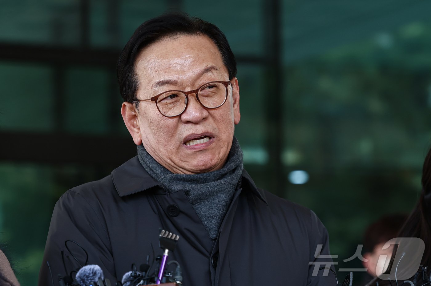 본문 이미지 - 윤 대통령 측 변호인단 구성에 참여하는 석동현 변호사가 19일 서울 서초구 서울고등검찰청 앞에서 취재진 질문에 답하고 있다. 2024.12.19/뉴스1 ⓒ News1 김도우 기자