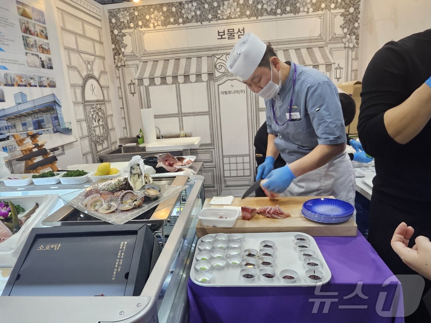 본문 이미지 - 보물섬수산의 '방어 해체쇼'. 2024.12.19/뉴스1 ⓒ News1 윤수희 기자