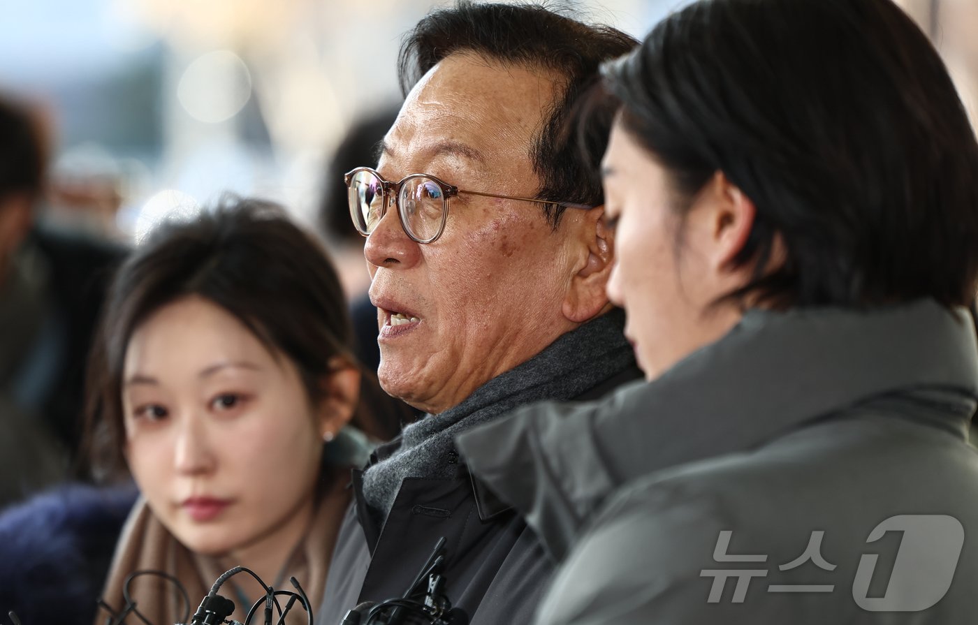 본문 이미지 - 윤 대통령 측 변호인단 구성에 참여하는 석동현 변호사가 19일 서울 서초구 서울고등검찰청 앞에서 취재진 질문에 답하고 있다. 2024.12.19/뉴스1 ⓒ News1 김도우 기자