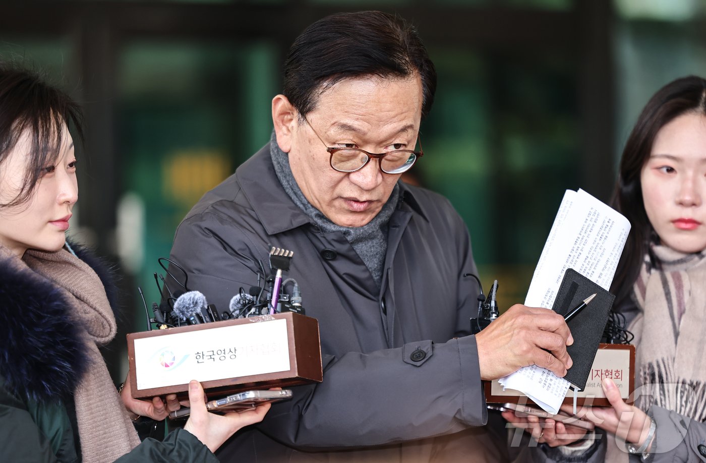 본문 이미지 - 윤 대통령 측 변호인단 구성에 참여하는 석동현 변호사가 19일 서울 서초구 서울고등검찰청 앞에서 취재진 질문에 답하고 있다. 2024.12.19/뉴스1 ⓒ News1 김도우 기자