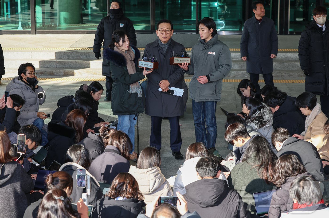 윤 대통령 측 변호인단 구성에 참여하는 석동현 변호사가 19일 서울 서초구 서울고등검찰청 앞에서 취재진 질문에 답하고 있다. 2024.12.19/뉴스1 ⓒ News1 김도우 기자