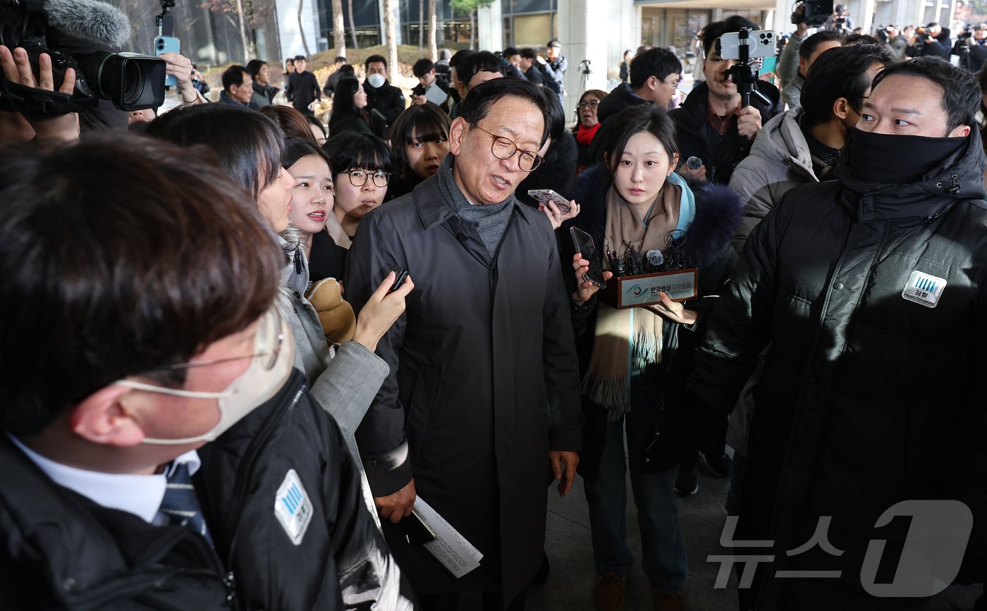 윤 대통령 측 변호인단 구성에 참여하는 석동현 변호사가 19일 서울 서초구 서울고등검찰청 앞에서 취재진 질문에 답을 마치고 나서던 중 취재진에 둘러 쌓여 있다. 2024.12.19/뉴스1 ⓒ News1 김도우 기자