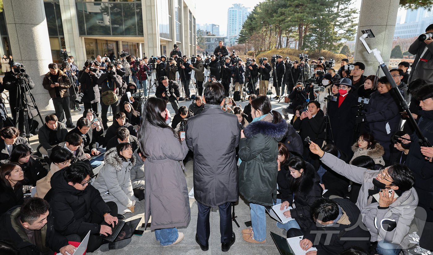 윤 대통령 측 변호인단 구성에 참여하는 석동현 변호사가 19일 서울 서초구 서울고등검찰청 앞에서 취재진 질문에 답하고 있다. 2024.12.19/뉴스1 ⓒ News1 김도우 기자