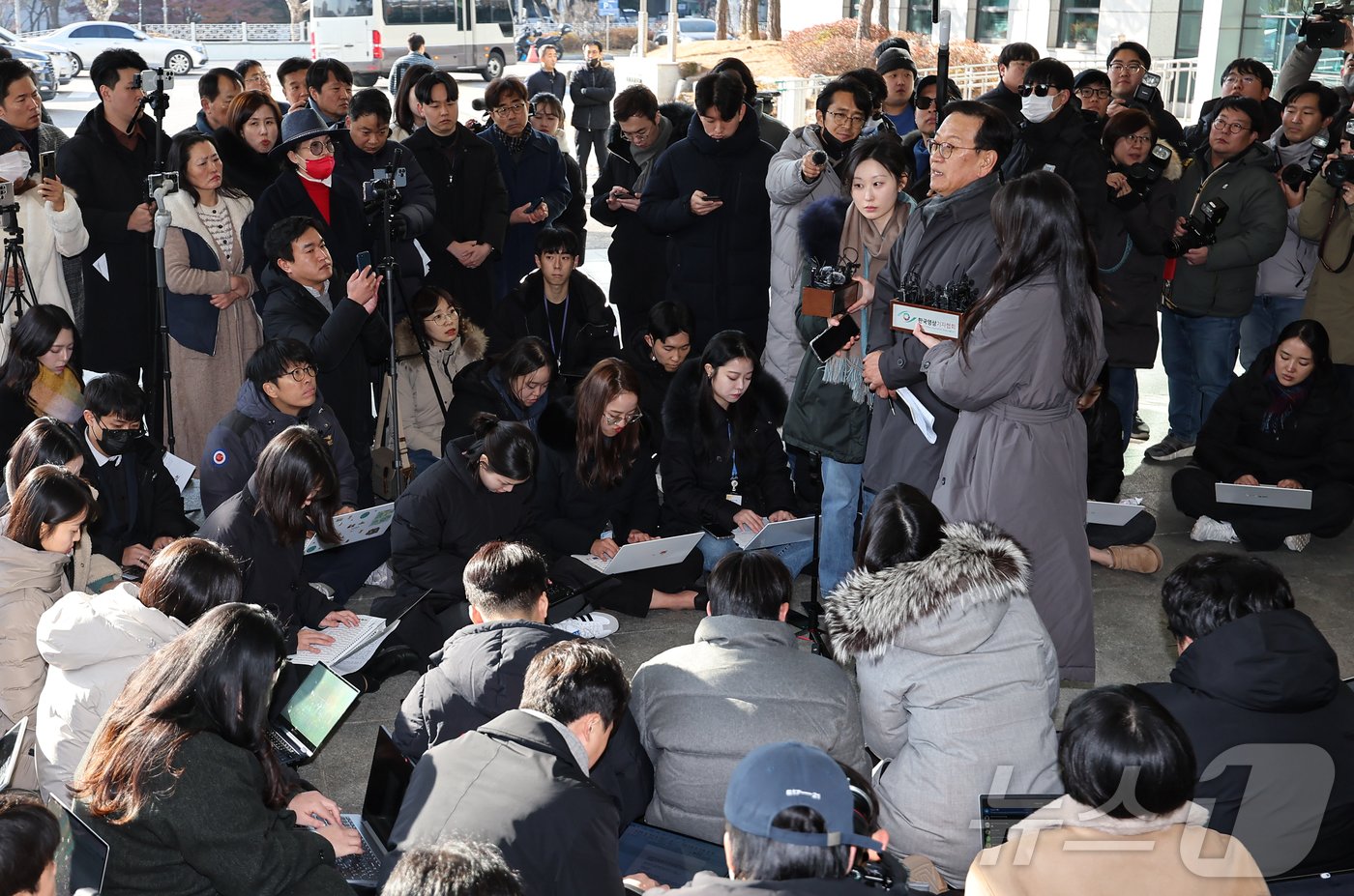 윤 대통령 측 변호인단 구성에 참여하는 석동현 변호사가 19일 서울 서초구 서울고등검찰청 앞에서 취재진 질문에 답하고 있다. 2024.12.19/뉴스1 ⓒ News1 김도우 기자