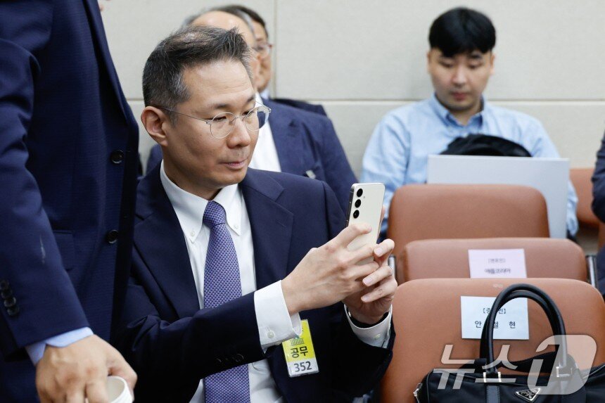 본문 이미지 - 김경훈 구글코리아 사장이 7일 오후 서울 여의도 국회 과학기술정보방송통신위원회에서 참석해 스마트폰으로 현장을 촬영하고 있다. 2024.10.7/뉴스1 ⓒ News1 안은나 기자
