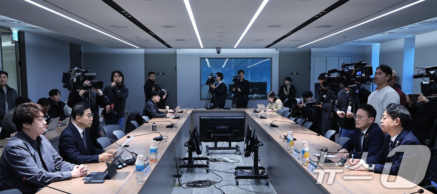 본문 이미지 - 박단 대한전공의협의회 비상대책위원장&#40;왼쪽부터&#41;과 박형욱 대한의사협회 비상대책위원장, 박주민 국회 보건복지위원장, 김영호 국회 교육위원장이 19일 오후 서울 용산구 대한의사협회에서 국회-대한의사협회 비대위-대한전공의협의회 비대위 간담회를 갖고 있다. 2024.12.19/뉴스1 ⓒ News1 박정호 기자