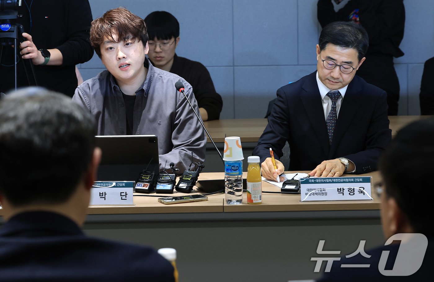 본문 이미지 - 박단 대한전공의협의회 비상대책위원장&#40;왼쪽&#41;이 19일 오후 서울 용산구 대한의사협회에서 열린 국회-대한의사협회 비대위-대한전공의협의회 비대위 간담회에서 모두 발언을 하고 있다. 2024.12.19/뉴스1 ⓒ News1 박정호 기자