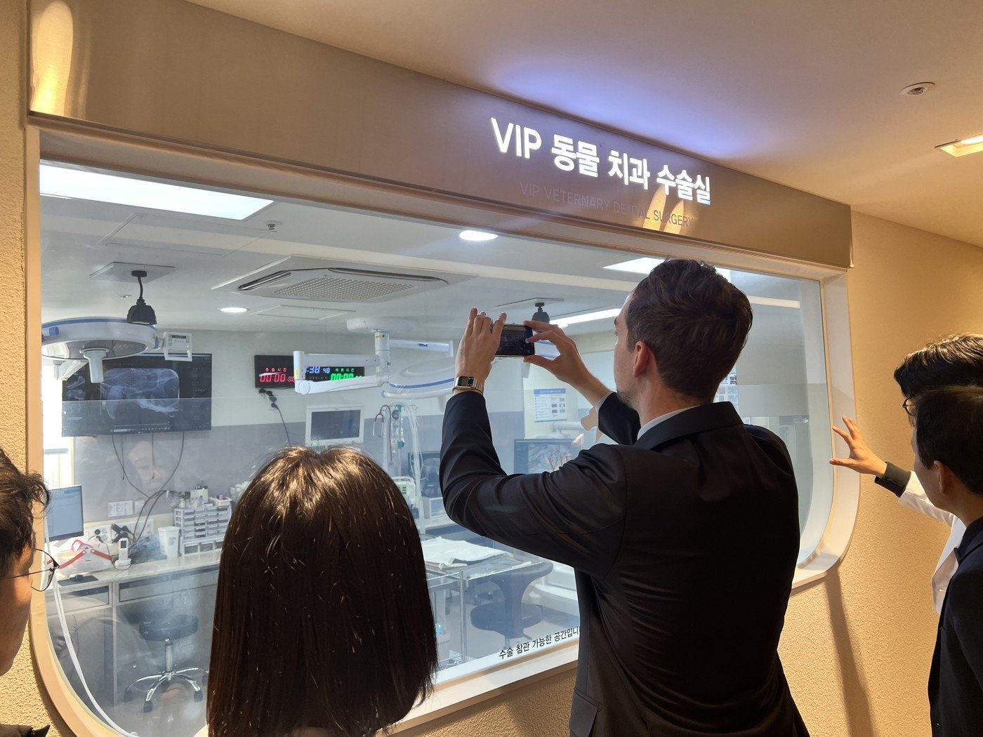 본문 이미지 - 협약 체결식 후 VIP동물의료센터 청담점을 투어 중인 크리스찬 보즈삭 한국 드레가 대표 &#40;동물병원 제공&#41; ⓒ 뉴스1