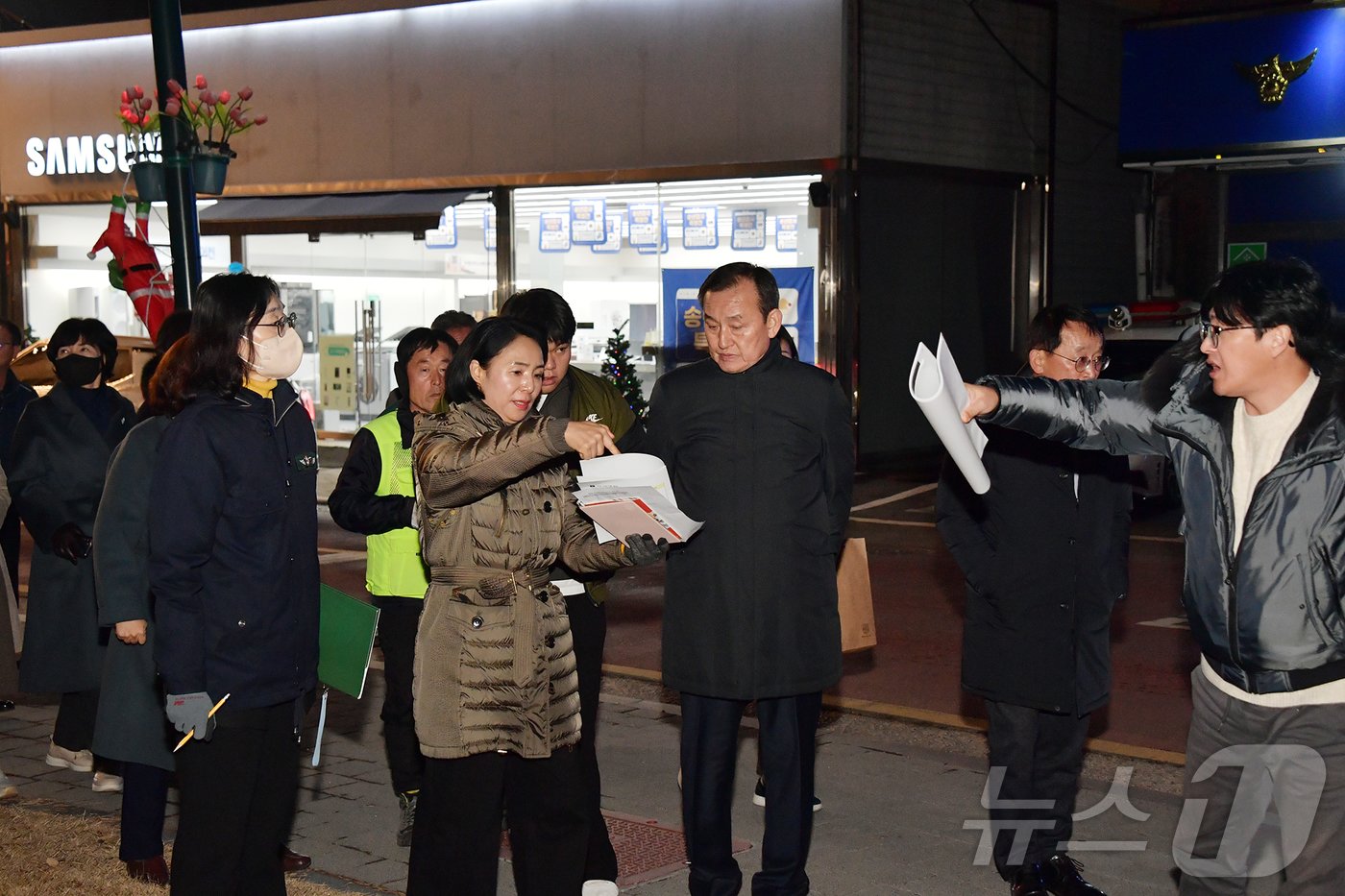 전남 담양군이 오는 24일 열리는 제6회 담양산타축제를 앞두고 이병노 담양군수가 준비상황을 점검하고 있다.&#40;담양군 제공&#41;2024.12.19./뉴스1