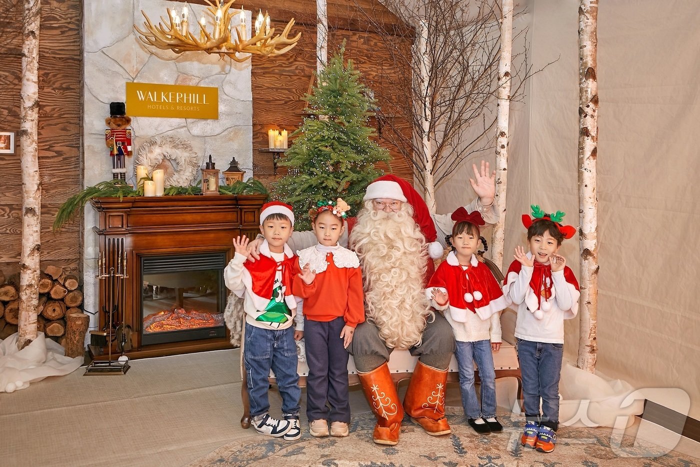 본문 이미지 - 핀란드 공인 산타와 함께하는 워커힐의 ‘2024 산타 키즈 빌리지’ 현장(워커힐 제공)